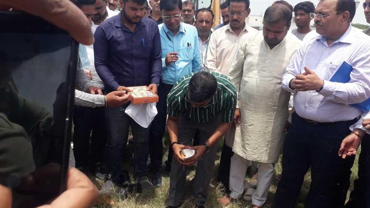 एयरपोर्ट को जोड़ने वाले दिल्ली मुंबई एक्सप्रेसवे डीएम ने किया शिलान्यास